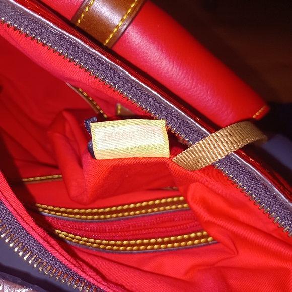 CHERRY/HOBO STYLE DOONEY AND BOURKE RED LEATHER SHOULDER BAG - Picture 4 of 14